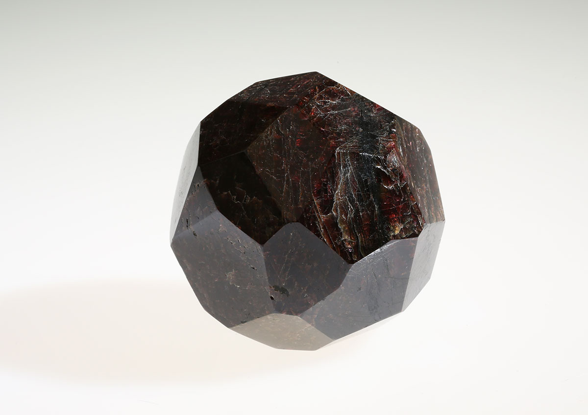 La pierre du mois de Mars : le GRENAT, photo Serge BRIEZ ®cristaux-sante.com