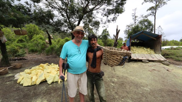 Daniel Briez, au pied d'un volcan d'Indonésie pour la sélection du soufre. Photo Serge Briez ®capmediations