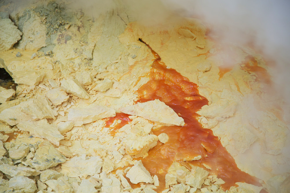 SOUFRE NATIF liquide sortant du volcan, photo Serge Briez ®capmédiations2015