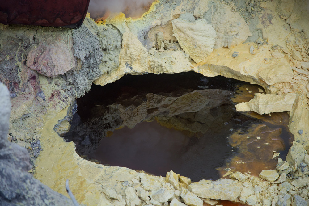 SOUFRE NATIF liquide sortant du volcan, photo Serge Briez ®capmédiations2015