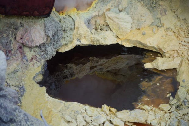 SOUFRE NATIF liquide sortant du volcan, photo Serge Briez ®capmédiations2015