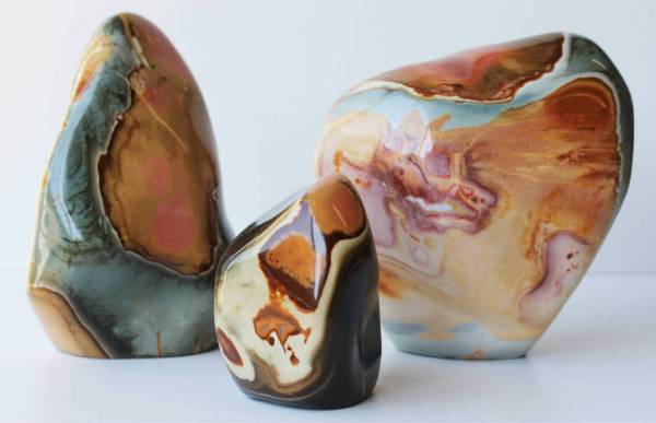 Formes libres de JASPE IMPÉRIAL, photo ®Cristaux et Santé, 2015