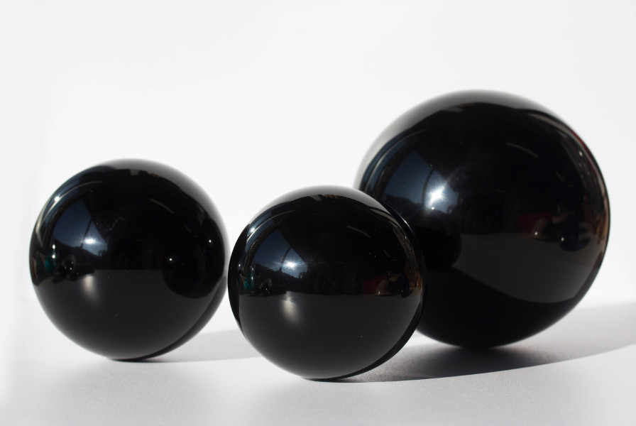 Boules d'OBSIDIENNE NOIRE, photo ®Cristaux et Santé, 2015