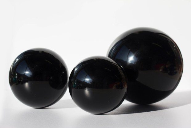 Boules d'OBSIDIENNE NOIRE, photo ®Cristaux et Santé, 2015