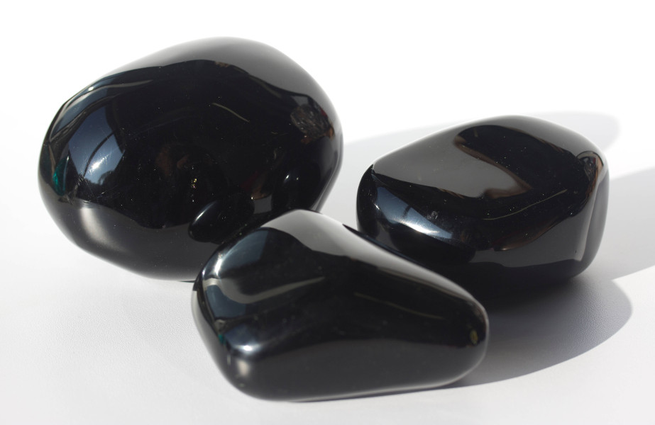 Galets polis d'OBSIDIENNE NOIRE, photo ®Cristaux et Santé, 2015