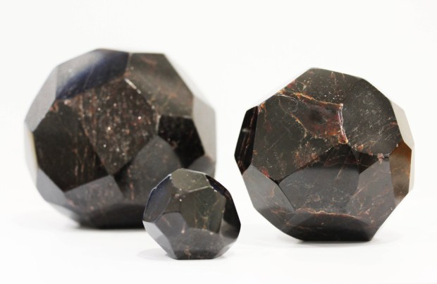 Facettes de GRENAT, photo ®Cristaux et Santé, 2016