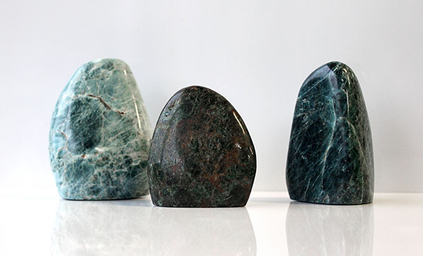 Formes libres d'APATITE VERTE, photo ®Cristaux et Santé, 2016