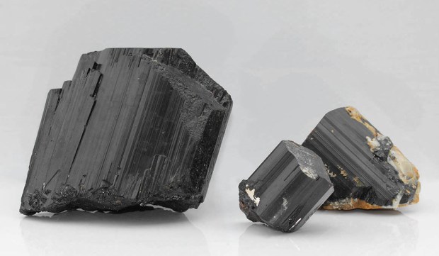 TOURMALINE NOIRE Brute - Tête, photo ®Cristaux et Santé, 2016