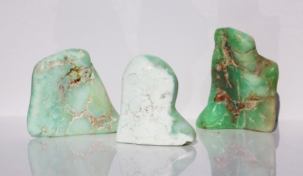 Formes libres de CHRYSOPRASE, photo ®Cristaux et Santé, 2016