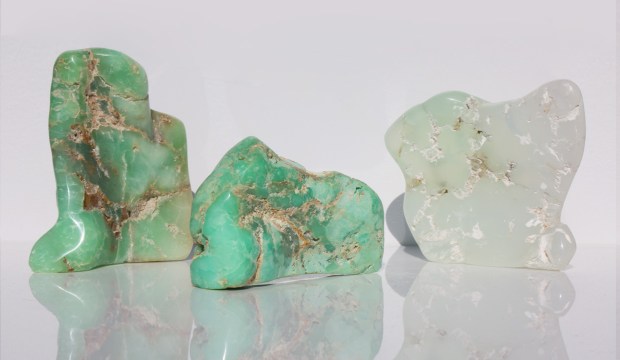Formes libres de CHRYSOPRASE, photo ®Cristaux et Santé, 2016