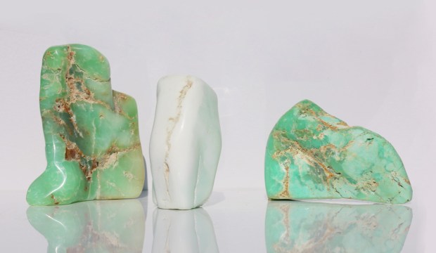 Formes libres de CHRYSOPRASE, photo ®Cristaux et Santé, 2016