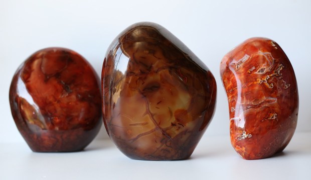 Formes libres de CORNALINE, photo ®Cristaux et Santé, 2016