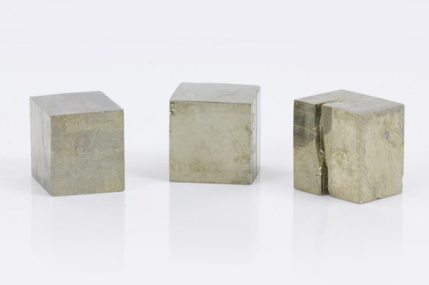 Cubes de PYRITE, photo ®Cristaux et Santé, 2016
