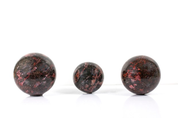 Boules d'Amphibole, photo ®Cristaux et Santé, 2017