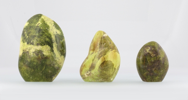 Formes libres d'Opale Verte Fossilisée, photo ®Cristaux et Santé, 2017