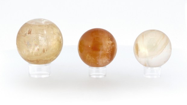 Boules de Calcite Topaze, photo ®Cristaux et Santé, 2017