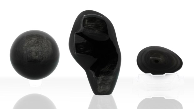 Formes variées d'Obsidienne noire, photo ®Cristaux et Bien-Être, 2018